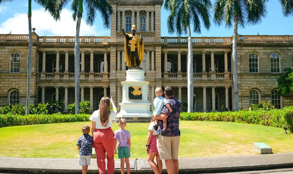 ワイキキトロリー・レッドライン: ダウンタウン・ホノル、ハワイの英雄と伝説ツアー